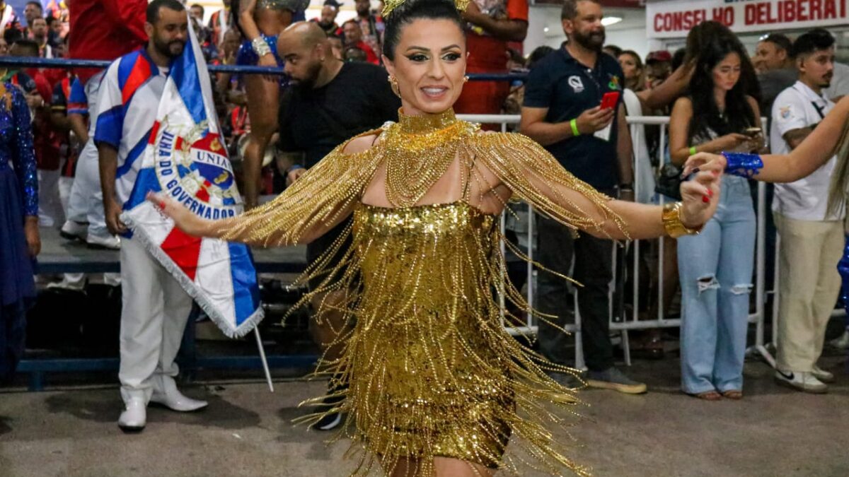 Musa Tatiana Breia aposta no dourado em evento de samba para atrair prosperidade para União da Ilha