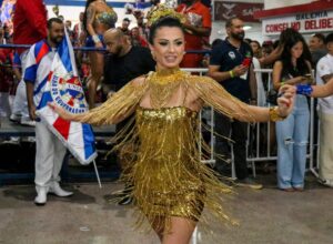 Musa Tatiana Breia aposta no dourado em evento de samba para atrair prosperidade para União da Ilha