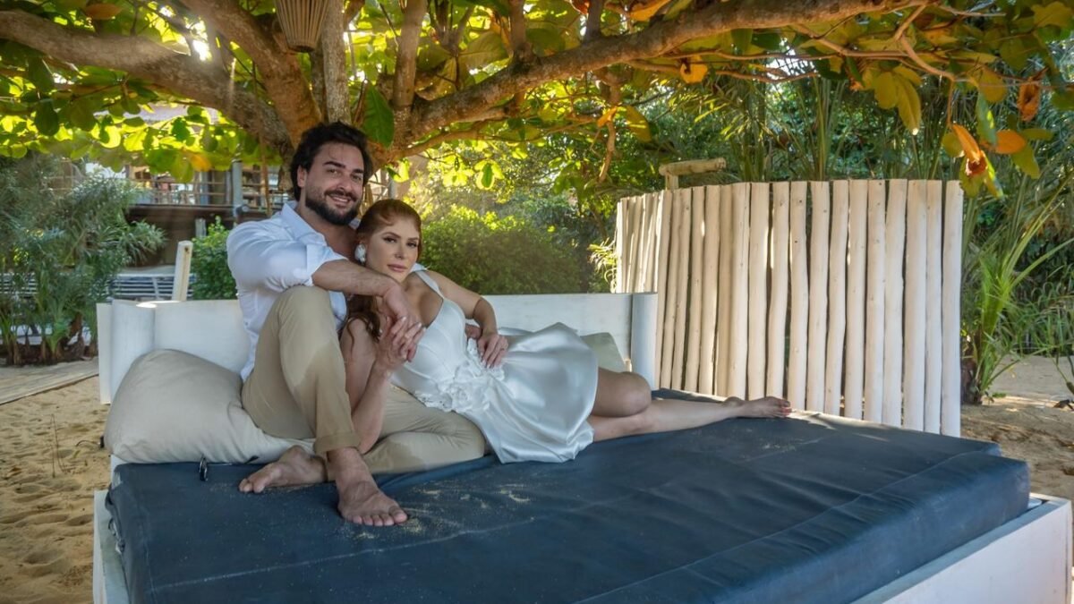 Ex-BBB Amanda Gontijo e o noivo Danilo Monteiro, curtem Trancoso, na Bahia, onde irão casar ainda este ano