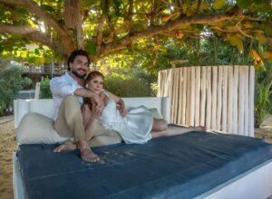 Ex-BBB Amanda Gontijo e o noivo Danilo Monteiro, curtem Trancoso, na Bahia, onde irão casar ainda este ano