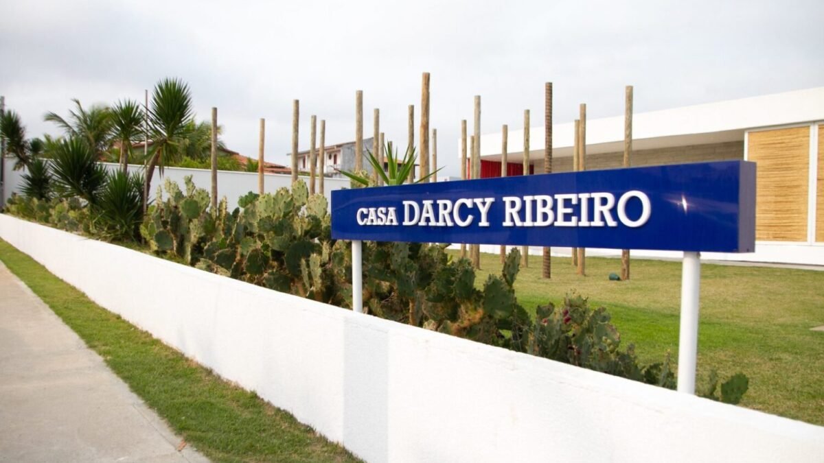 Alunos de curso do Museu Casa Darcy Ribeiro têm aula especial com o historiador Antonio Marcelo