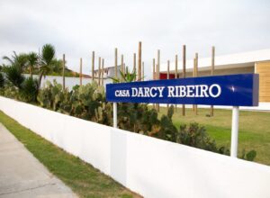 Alunos de curso do Museu Casa Darcy Ribeiro têm aula especial com o historiador Antonio Marcelo