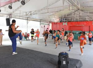 Casa da Terceira Idade promove “aulão de boxe” e fit-dance