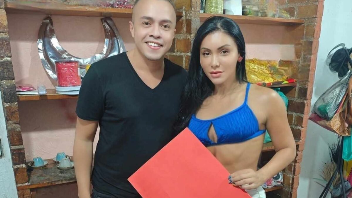 Amanda Fernandes recebe croqui da fantasia de musa da União da Ilha para 2025