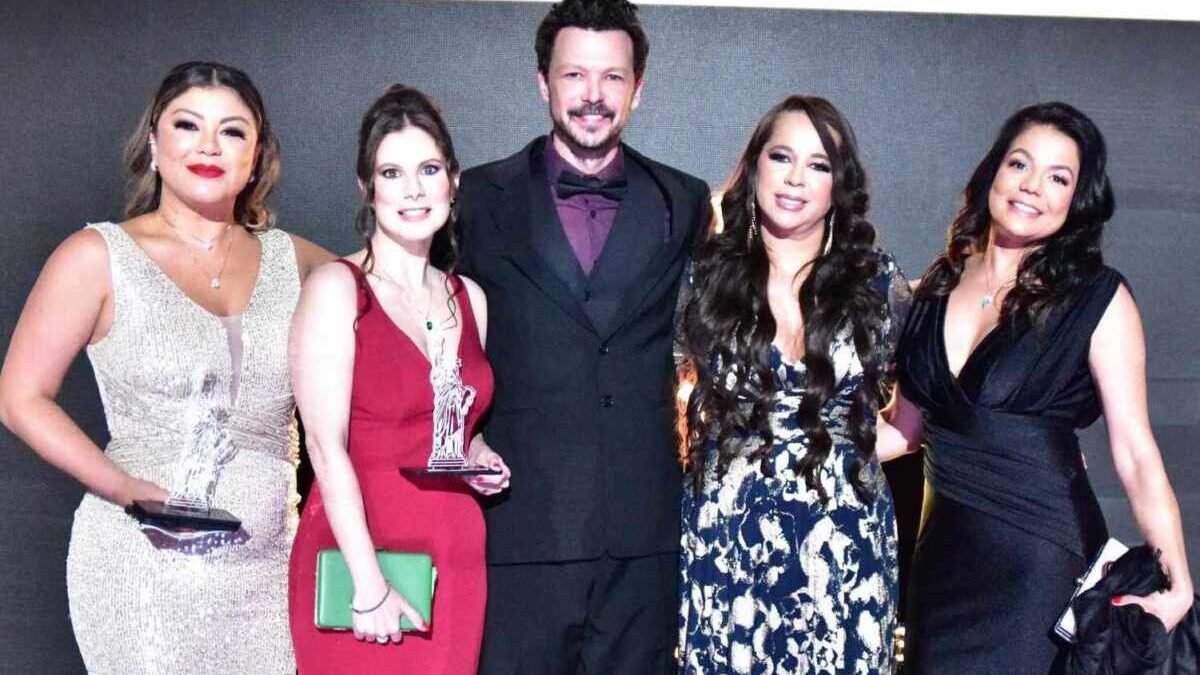 Nívea Stelmann e Guilherme Berenguer apresentam a 9ª edição da Premiação Portuguese Brazilian Awards em NY