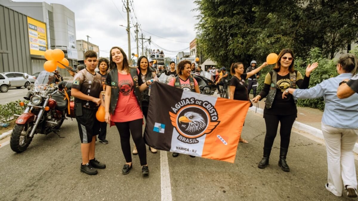 Marcha para Jesus reúne centenas de fiéis na Praça Orlando de Barros, no Centro