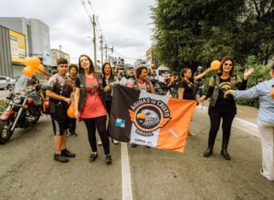 Marcha para Jesus reúne centenas de fiéis na Praça Orlando de Barros, no Centro