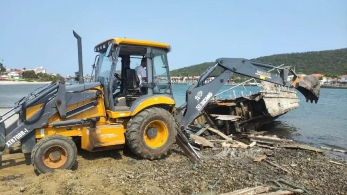 Carcaças de embarcações abandonadas no Canal do Itajuru, em Cabo Frio, são removidas