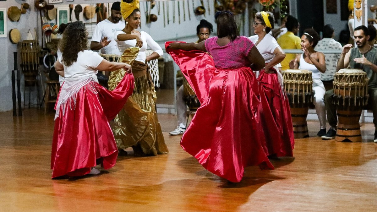 Projeto contemplado pela Lei Paulo Gustavo promove oficinas gratuitas de dança com cabaça em São Pedro da Aldeia
