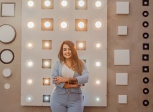 Débora Caroline, empresária reconhecida no setor de iluminação e CEO da Clik House participa de feira na Bolivia