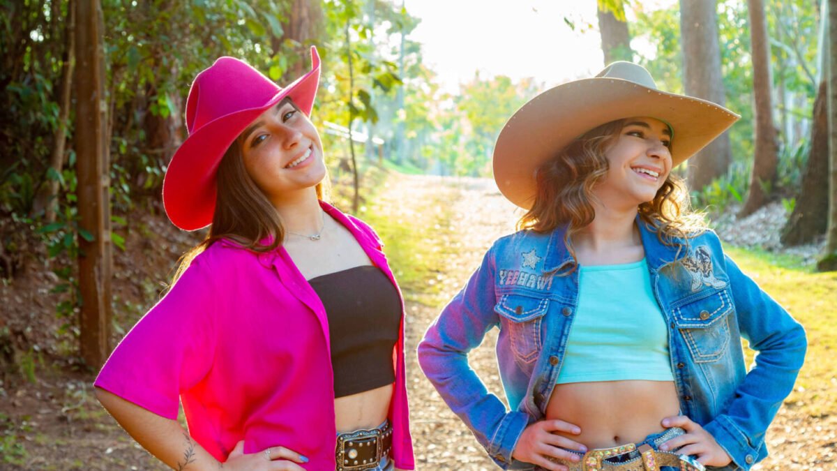 Dupla Melissa e Milena celebra 1 milhão de visualizações do clipe Surra de Saudade