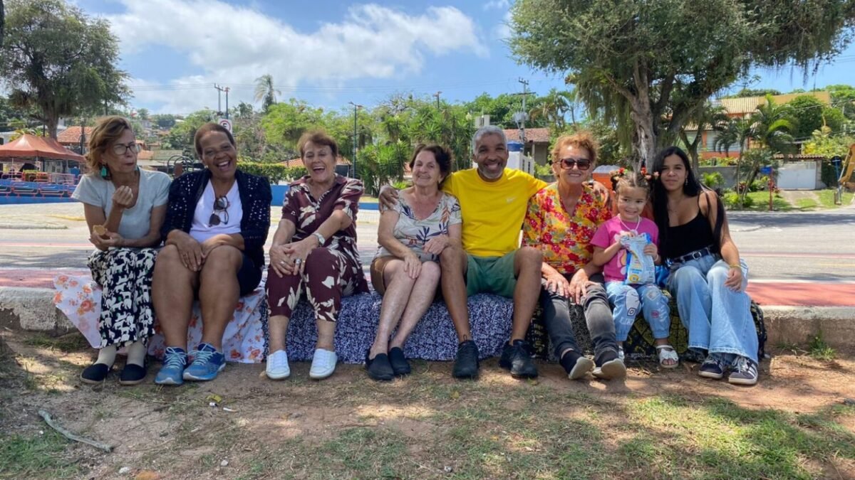 Casa do Idoso do Centro promove piquenique na orla de Araçatiba