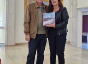 Livro sobre Museu do Sal de São Pedro da Aldeia é entregue em Portugal