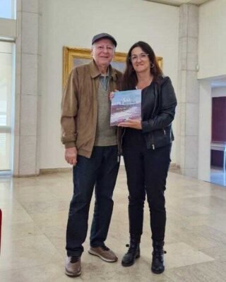 Livro sobre Museu do Sal de São Pedro da Aldeia é entregue em Portugal