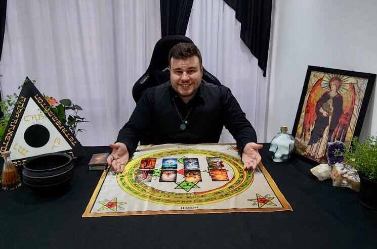 Conheça o Mago Uriel, oraculista que se dedica a tornar possível a felicidade do próximo