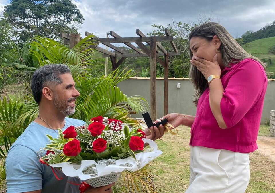Gabriely de Souza, apresentadora do Interior Acontece, exibido pela Band Rio Interior, é pedida em casamento