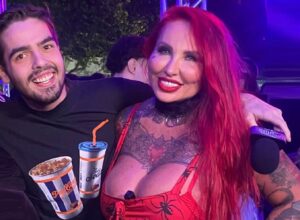 Sabrina Boing Boing radicaliza e estreia novo visual ao lado do apresentador João Silva