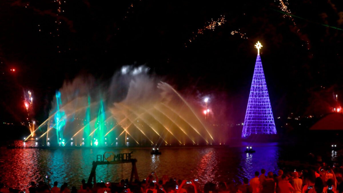 O primeiro Show das Águas Dançantes de 2024 encantou os espectadores na Lagoa de Imboassica, em Macaé