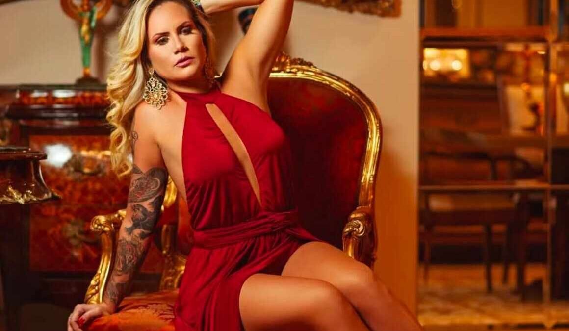 Modelo Isis Camargo se prepara para o Natal com vermelho sangue