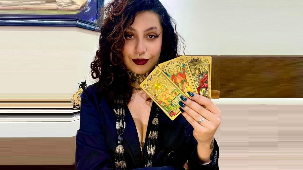 Rachel mais conhecida como Lux, sucesso no TikTok que vem se destacando como uma brilhante taróloga