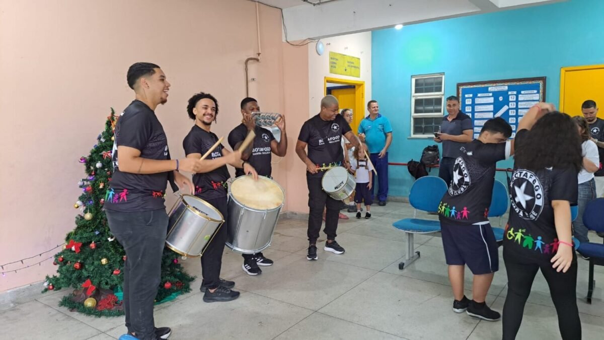 Botafogo Samba Clube Inclusivo leva oficina de percussão e dança para pcds