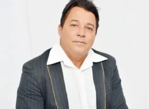 Cover oficial de Leonardo faz apresentação gratuita na Vila Gourmet do Shopping Plaza Rio das Ostras