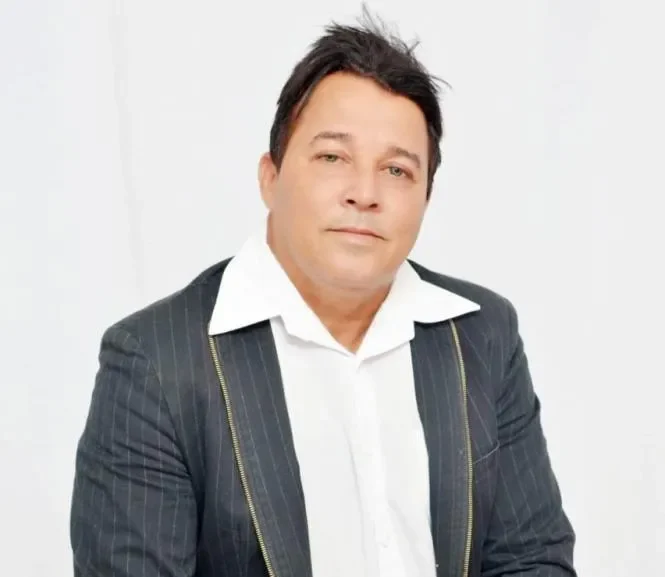 Cover oficial de Leonardo faz apresentação gratuita na Vila Gourmet do Shopping Plaza Rio das Ostras