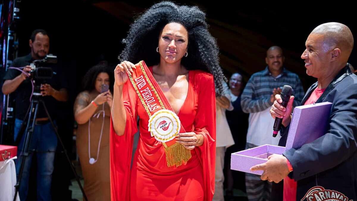 Simone Sampaio recebe homenagem da UESP e brilha no último desfile técnico no Anhembi