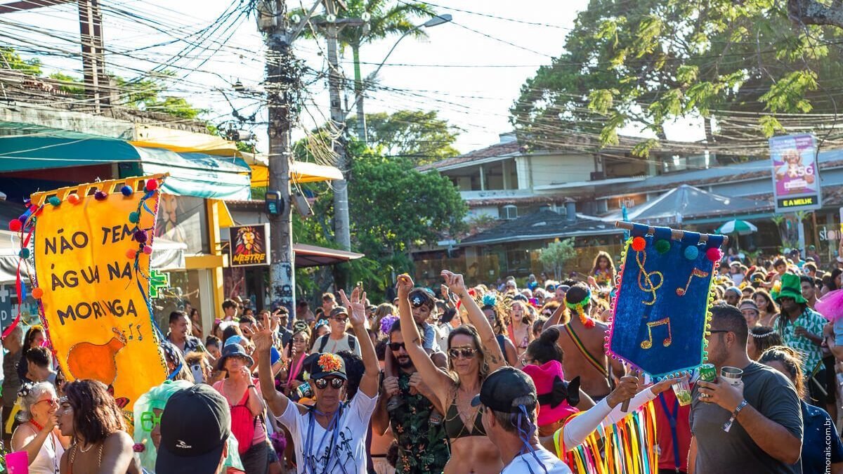 Pré-Carnaval da fanfarra “Não tem Água na Moringa” tem Banho de Mar à Fantasia neste domingo (23), em Búzios