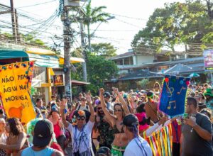 Pré-Carnaval da fanfarra “Não tem Água na Moringa” tem Banho de Mar à Fantasia neste domingo (23), em Búzios