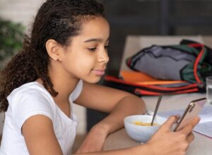 Uso de celulares nas escolas: um alerta do setor educacional em Rio das Ostras