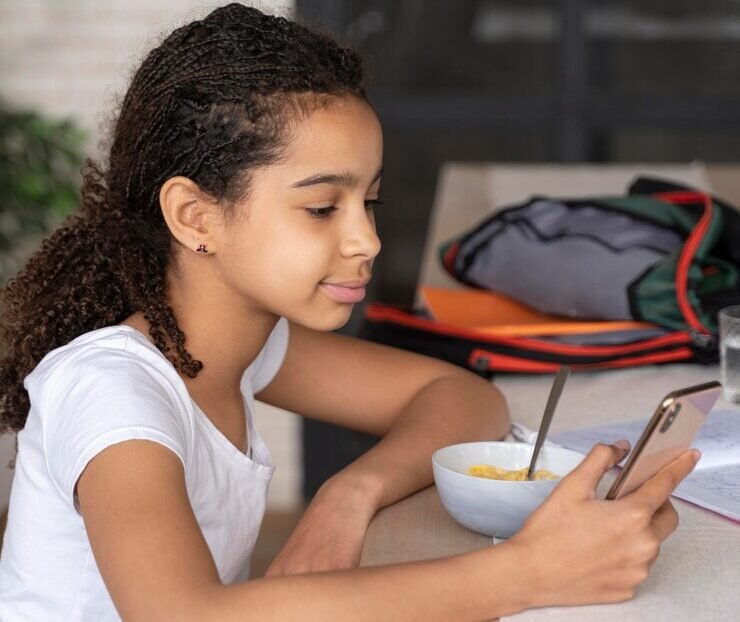 Uso de celulares nas escolas: um alerta do setor educacional em Rio das Ostras