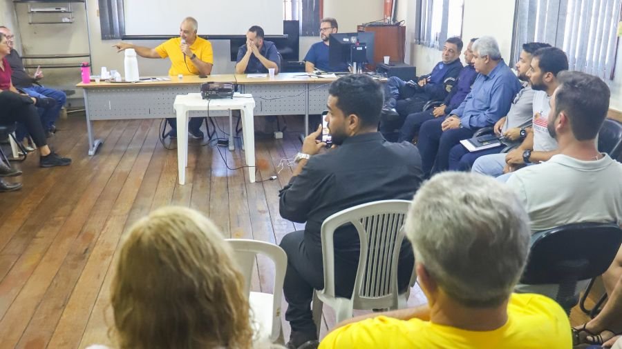 Prefeito Carlos Augusto marca presença em reunião do Conselho de Turismo