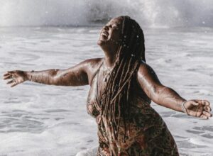 Mês da Mulher no Porto da Barra: exposição, yoga, oficinas de cerâmica em Búzios