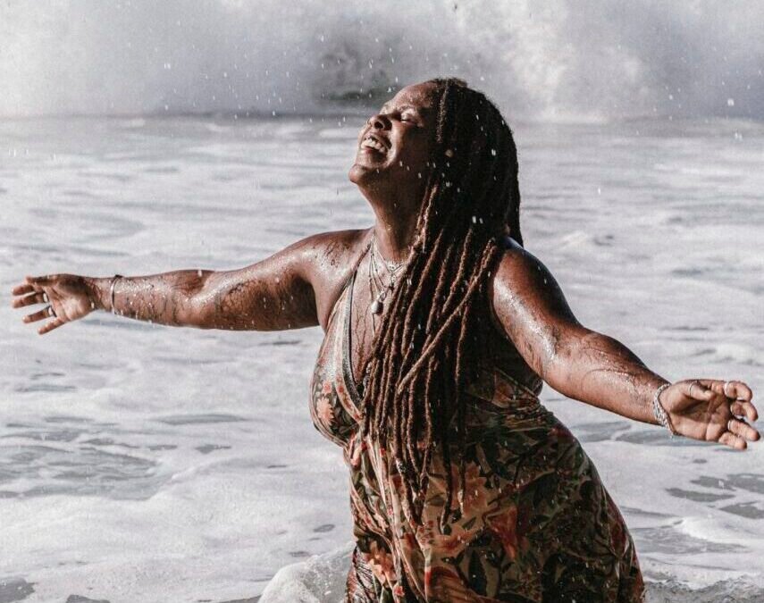 Mês da Mulher no Porto da Barra: exposição, yoga, oficinas de cerâmica em Búzios