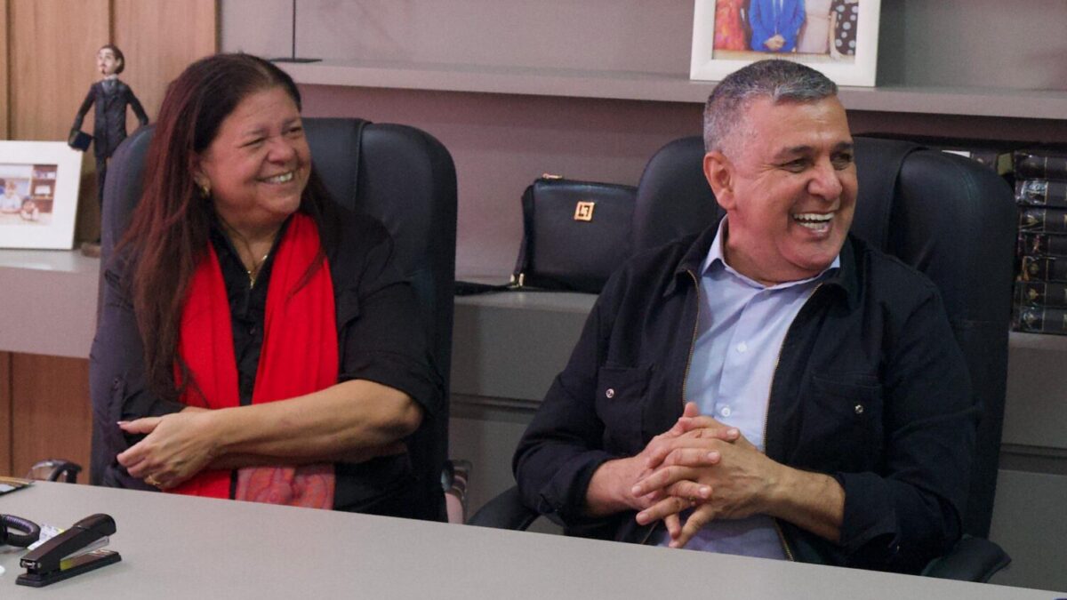Prefeito Ramon Gidalte recebe visita da deputada federal Laura Carneiro