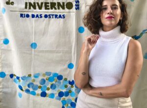 Identidade Cultural: Monique Poubel assina os presentes oficiais do Sindicomércio para as artistas do Festival Sesc de Inverno em Rio das Ostras.