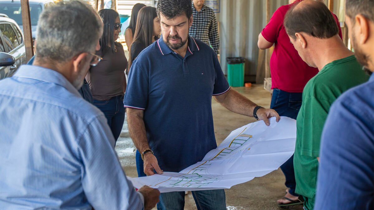 Prefeito de Macaé e Cehab acompanham obras que levam infraestrutura e dignidade às Malvinas