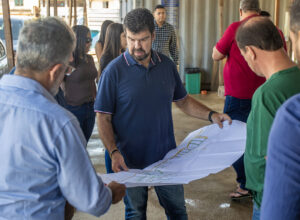 Prefeito de Macaé e Cehab acompanham obras que levam infraestrutura e dignidade às Malvinas
