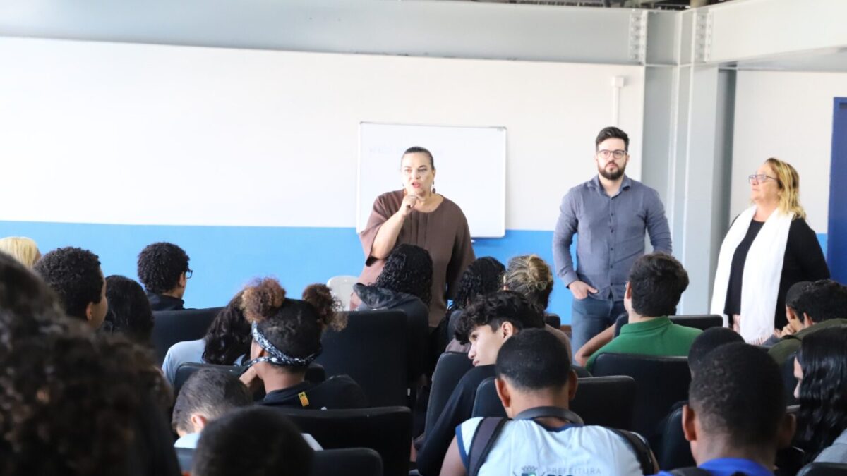 Projeto leva cultura às escolas e impulsiona qualificação da juventude em Rio das Ostras