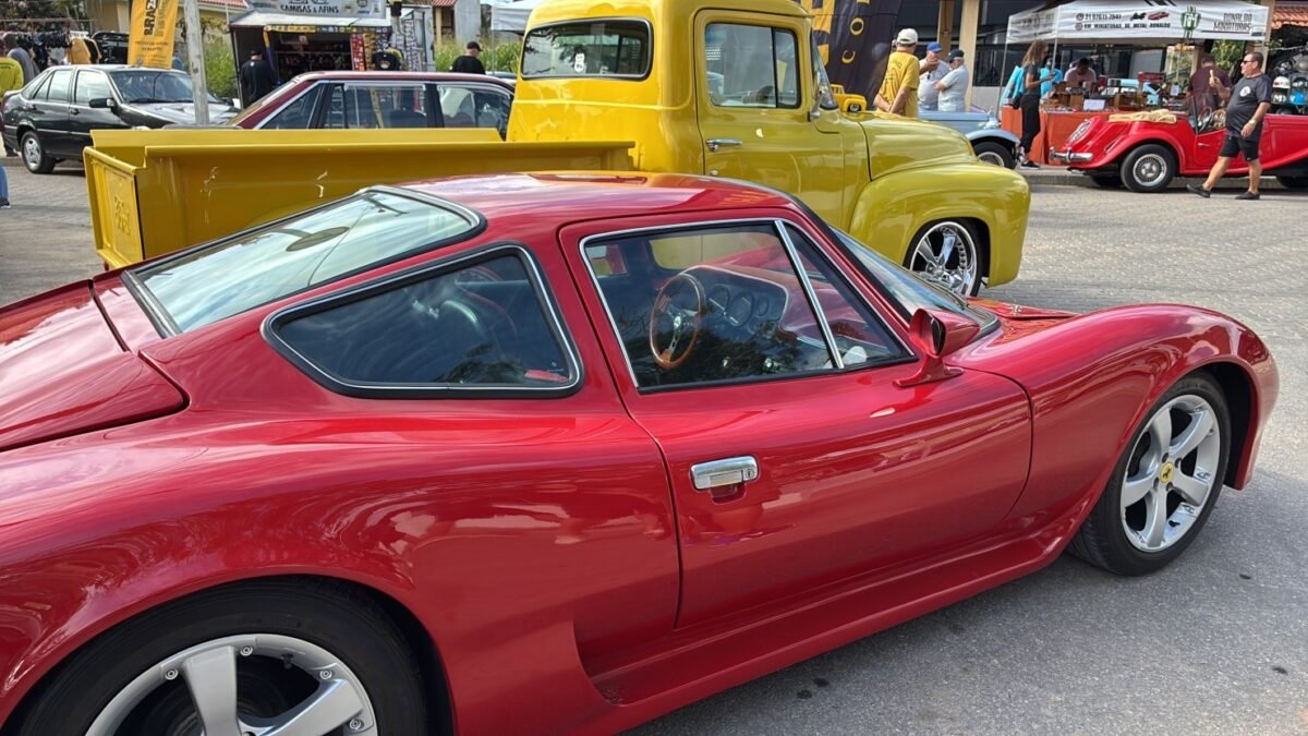Araruama recebe eventos culturais e esportivos: carros antigos e canoas havaianas atraem público