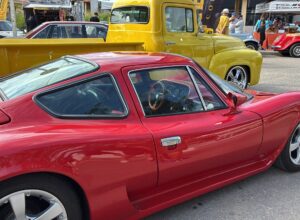 Araruama recebe eventos culturais e esportivos: carros antigos e canoas havaianas atraem público