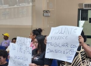 Ambulantes de Rio das Ostras promovem ato pacífico por melhores condições de trabalho na Câmara Municipal