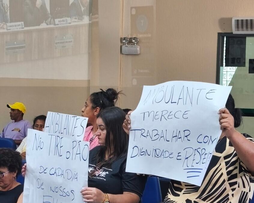 Ambulantes de Rio das Ostras promovem ato pacífico por melhores condições de trabalho na Câmara Municipal