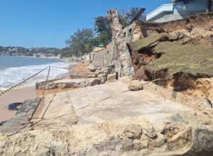 Ressaca atinge imóveis na Praia do Canto e Prefeitura de Búzios realiza isolamento preventivo
