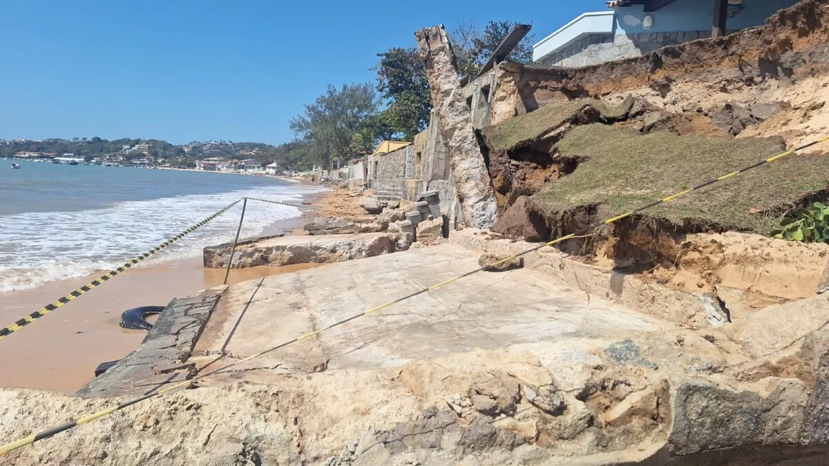 Ressaca atinge imóveis na Praia do Canto e Prefeitura de Búzios realiza isolamento preventivo