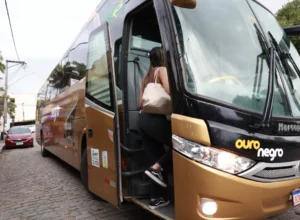 Mobilidade e Educação: Prefeitura de Casimiro de Abreu mantém ônibus gratuito para 968 universitários