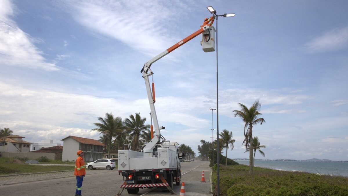 Orla do Praião começa a receber novos postes de luz