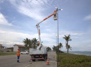 Orla do Praião começa a receber novos postes de luz