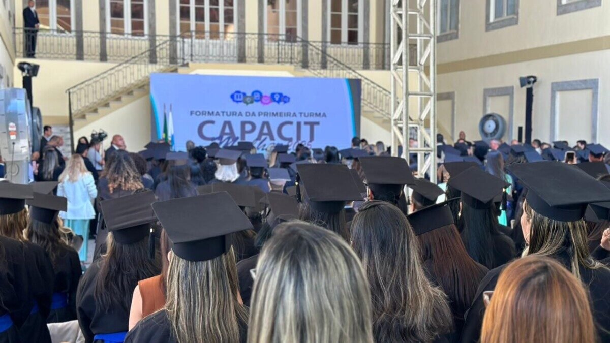 Capacit Mulher 2025: Governo do Estado entrega diplomas à equipe de Búzios